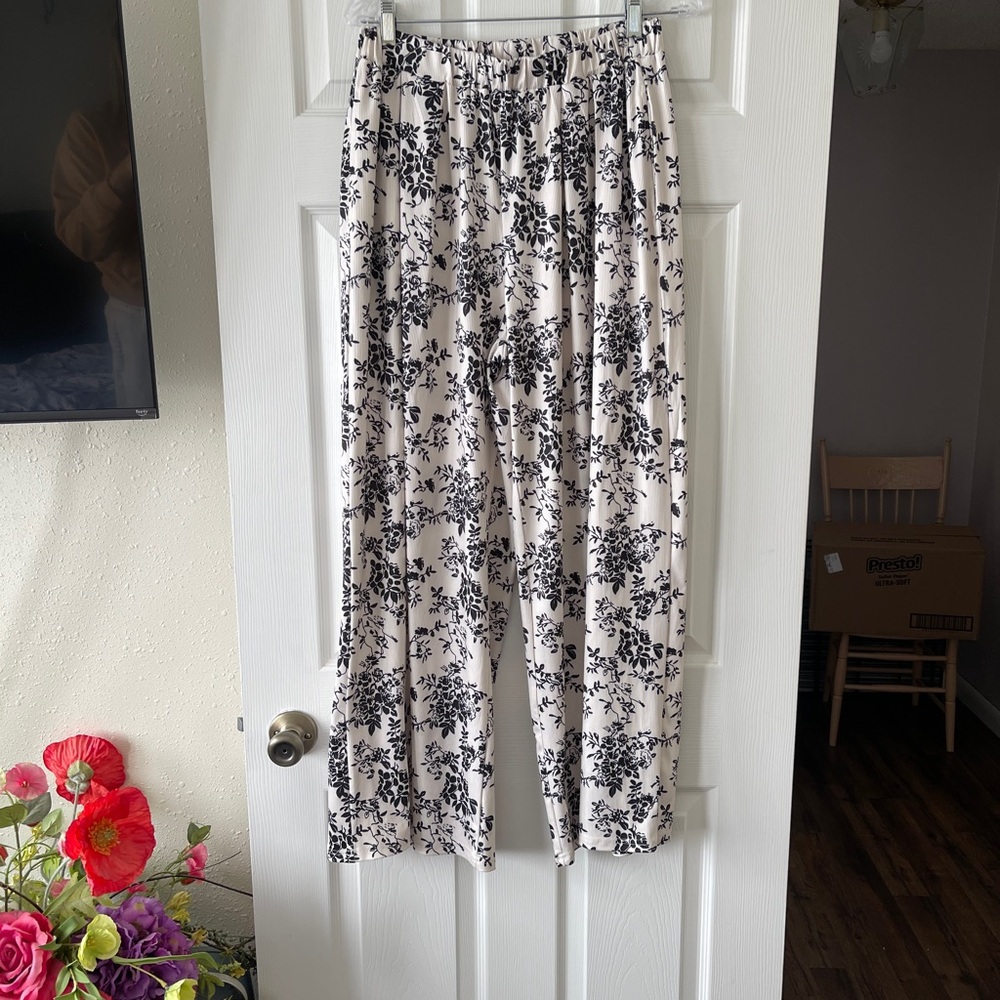 Chic Black and White Floral Wide Leg Pants